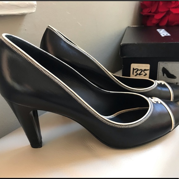 CHANEL BLACK HEELS - Picture 5 of 8